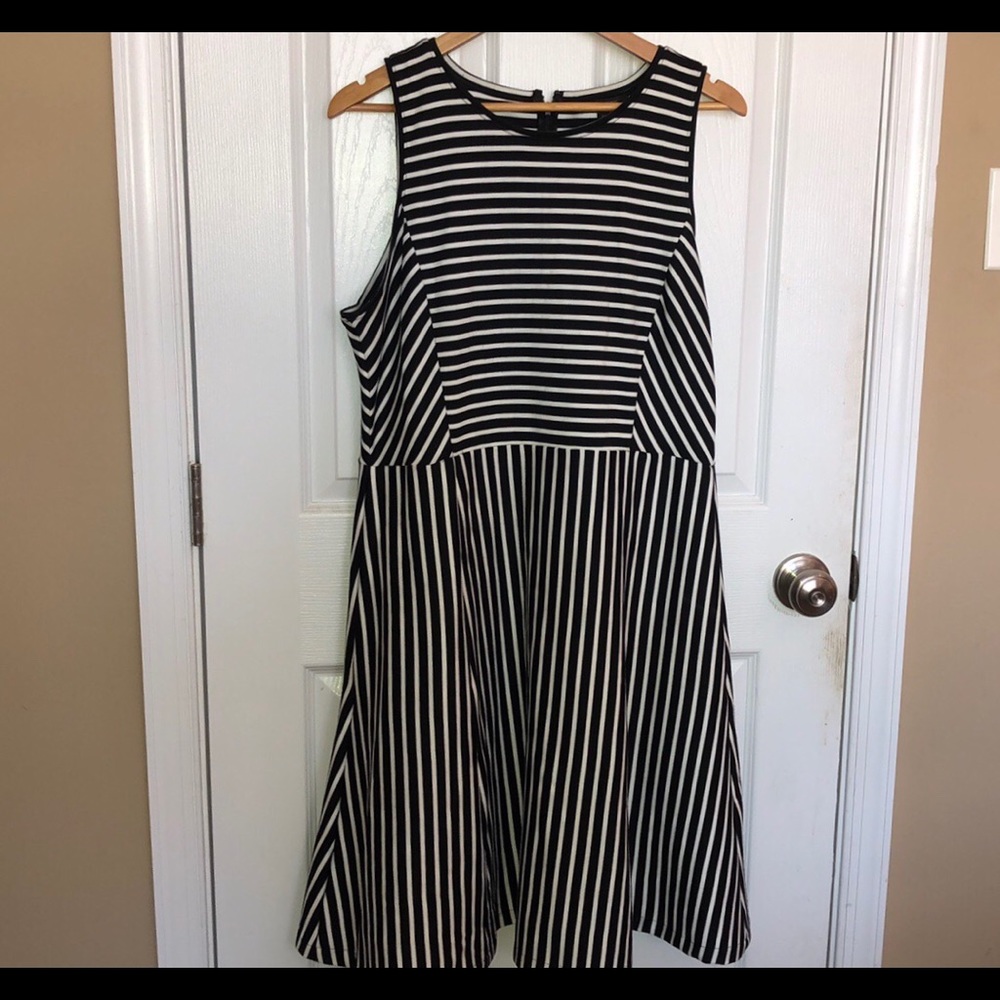 Adorable banana republic fit and flare dress